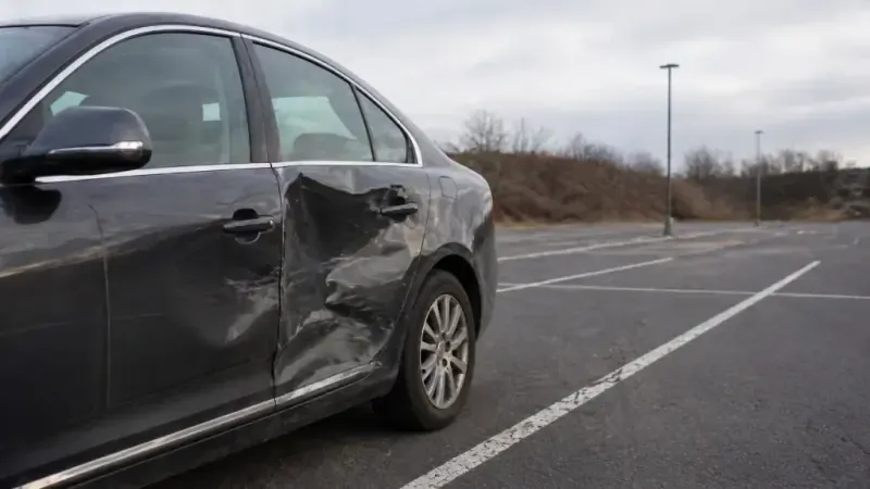 Beschädigtes Fahrzeug nach Parkrempler — Thema Unfallflucht und Fahrerflucht